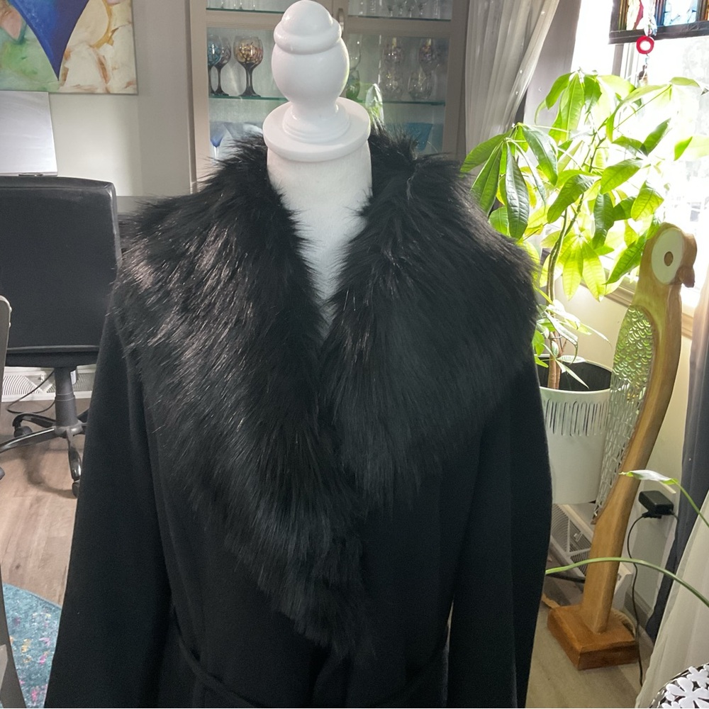 Via Spiga Elegant Black Coat with Faux Fur - Picture 4 of 7